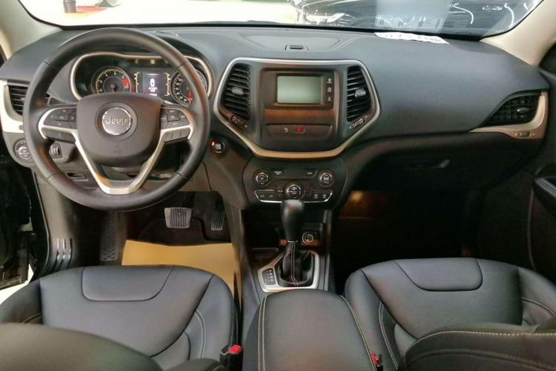 Used Jeep Cherokee 2016 2.4L Leading Edition Interior 3