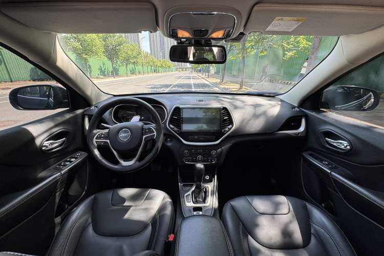 Used Jeep Cherokee 2016 2.4L Leading Edition Interior 3