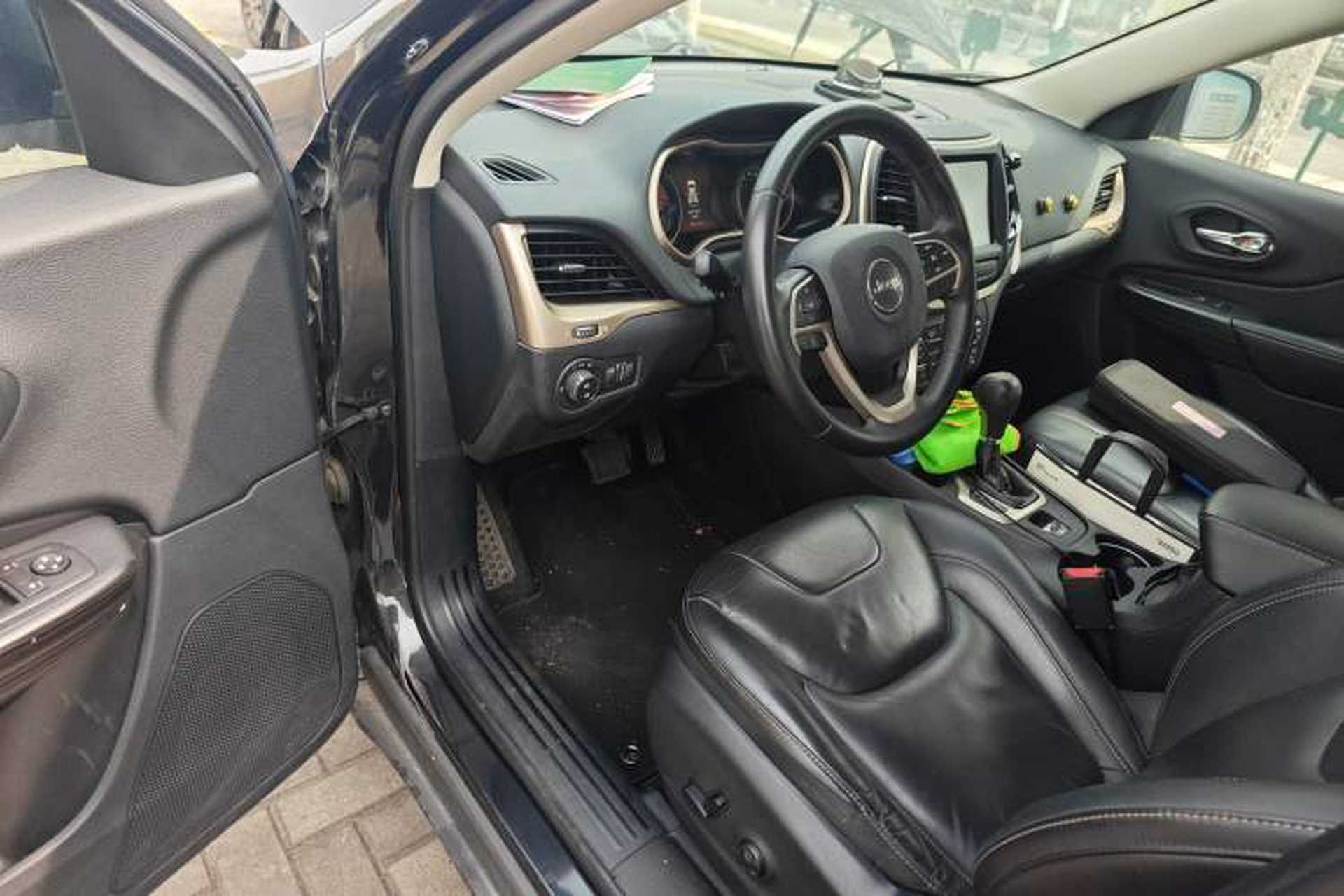 Used Jeep Cherokee 2016 2.0L Superior Edition Interior 3