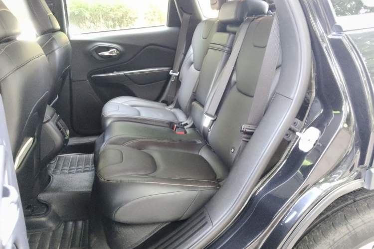 Used Jeep Cherokee 2016 2.4L Professional Smart Version Interior 4