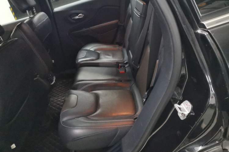 Used Jeep Cherokee 2016 2.4L Professional Edition Interior 4