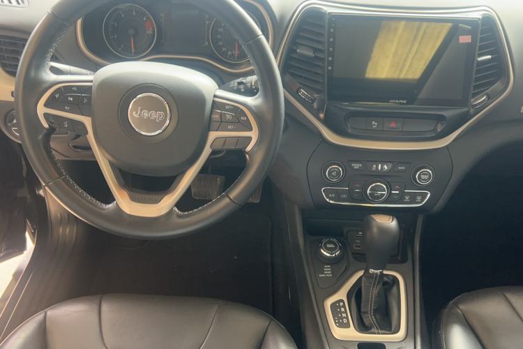 Used Jeep Cherokee 2016 2.4L Professional Edition Interior 4