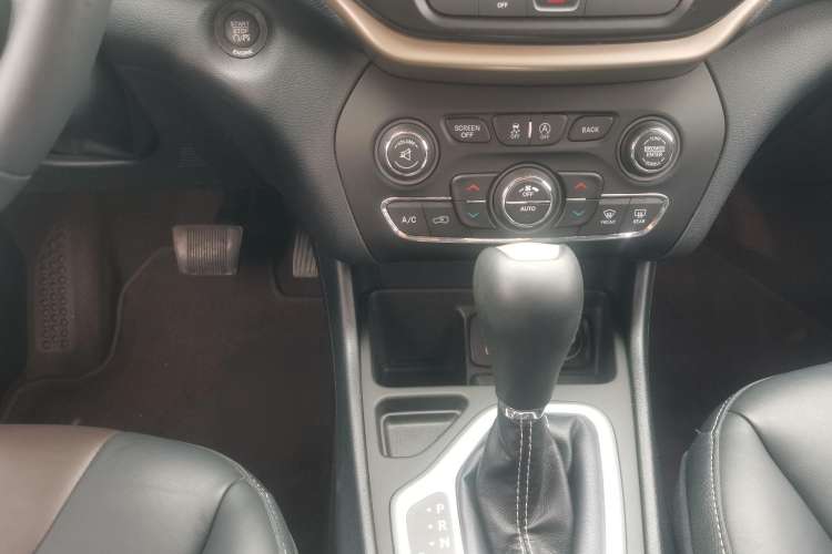 Used Jeep Cherokee 2016 2.4L Leading Edition Interior 4