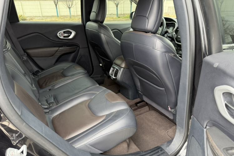 Used Jeep Cherokee 2016 2.4L Professional Edition Interior 4