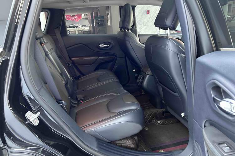Used Jeep Cherokee 2016 2.4L Leading Edition Interior 4