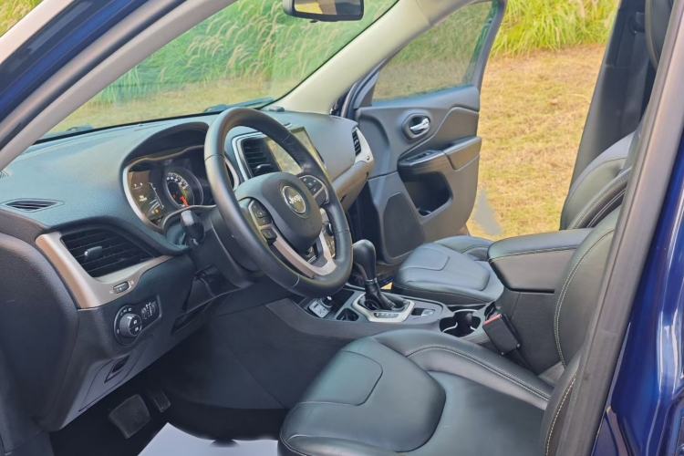Used Jeep Cherokee 2016 2.4L Leading Edition Interior 4