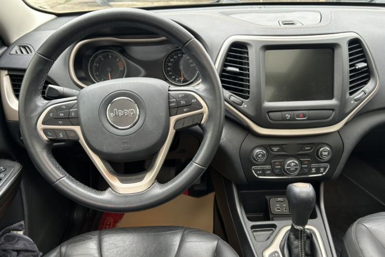 Used Jeep Cherokee 2016 2.0L Superior Edition Interior 4
