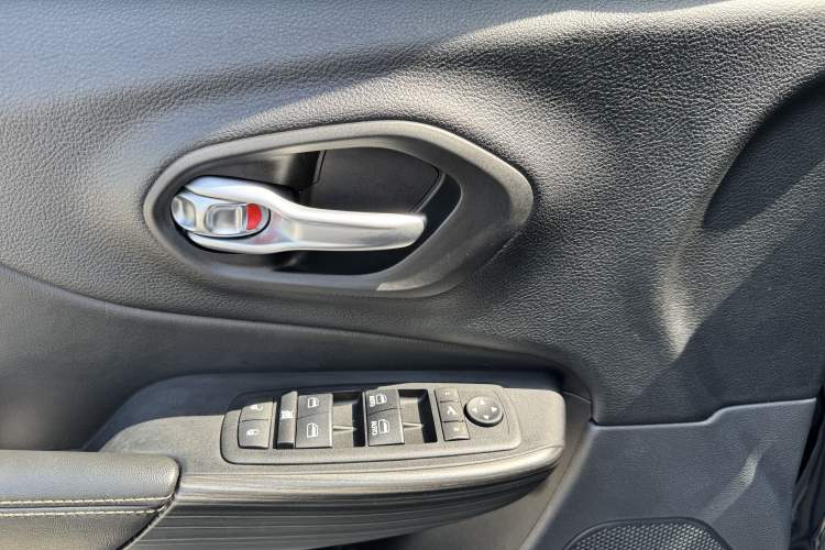 Used Jeep Cherokee 2016 2.4L Leading Edition Interior 4