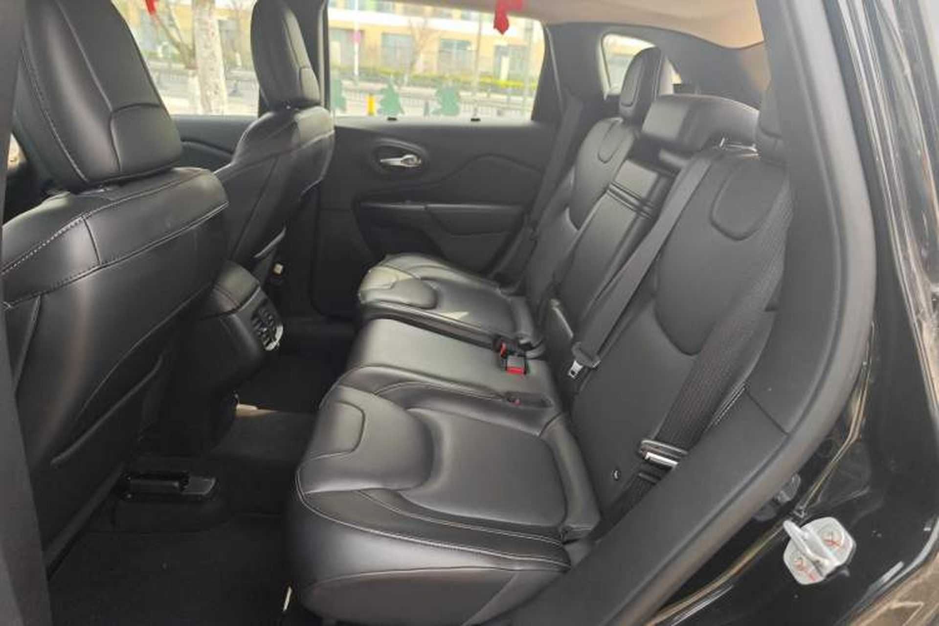Used Jeep Cherokee 2016 2.0L Superior Edition Interior 4