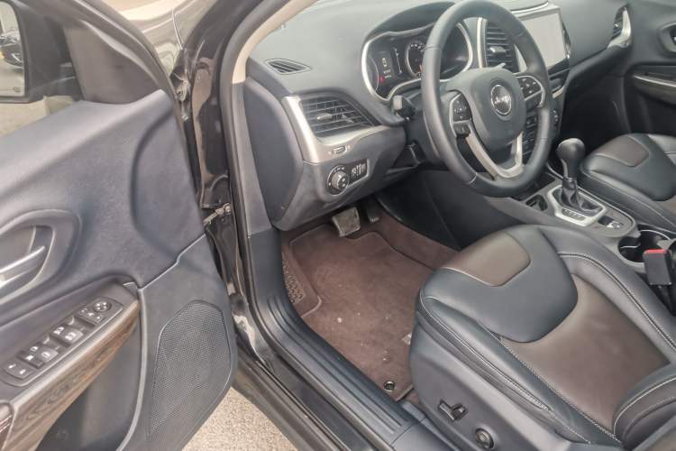 Used Jeep Cherokee 2016 2.4L Leading Edition Interior 5