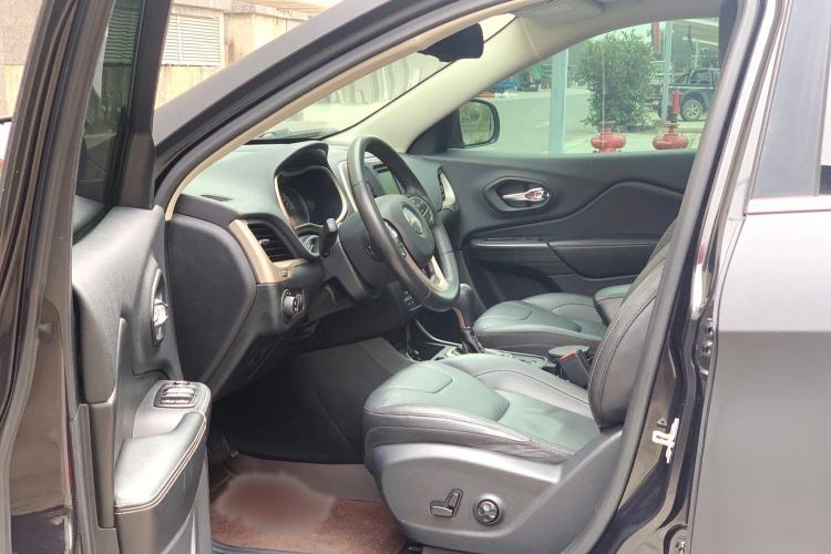 Used Jeep Cherokee 2016 2.4L Leading Edition Interior 5