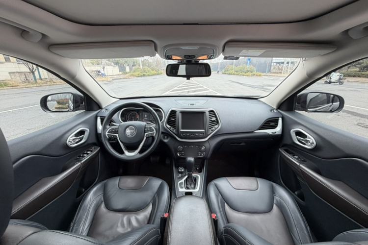 Used Jeep Cherokee 2016 2.4L Professional Edition Interior 5
