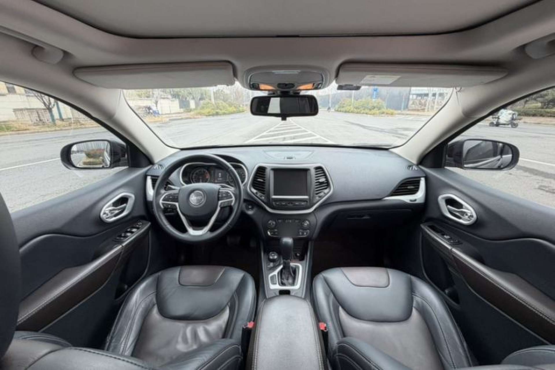 Used Jeep Cherokee 2016 2.4L Professional Edition Interior 5
