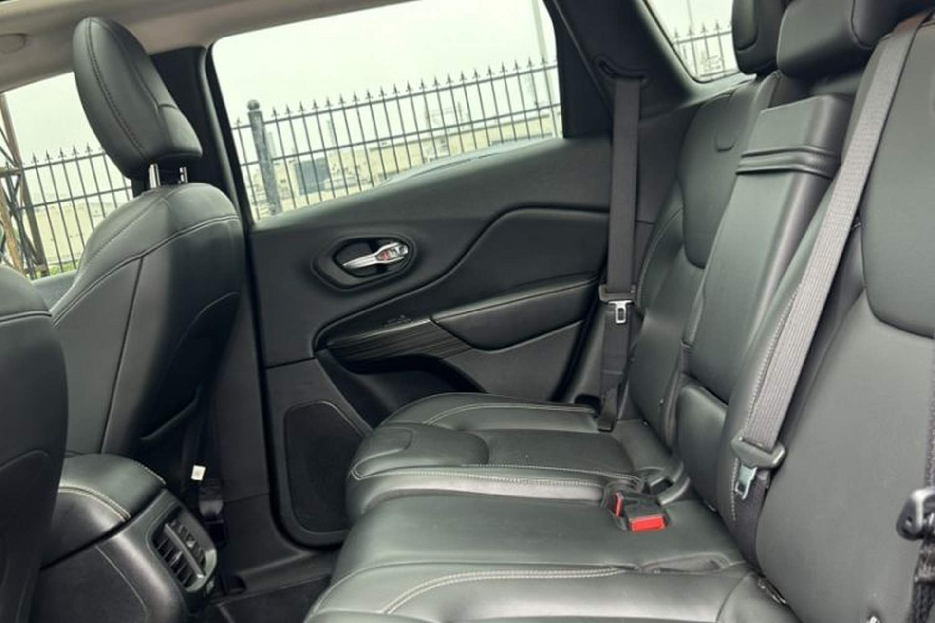 Used Jeep Cherokee 2016 2.0L Superior Edition Interior 5
