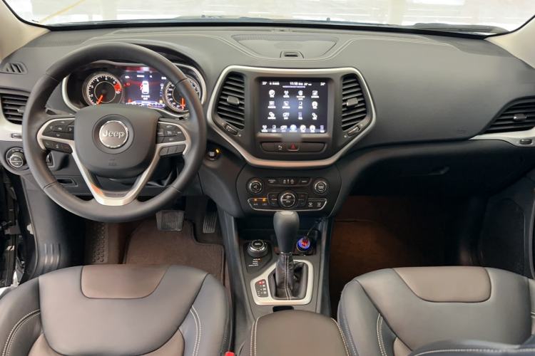 Used Jeep Cherokee 2016 2.4L Professional Smart Version Interior 6