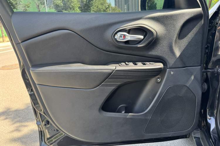 Used Jeep Cherokee 2016 2.4L Leading Edition Interior 6