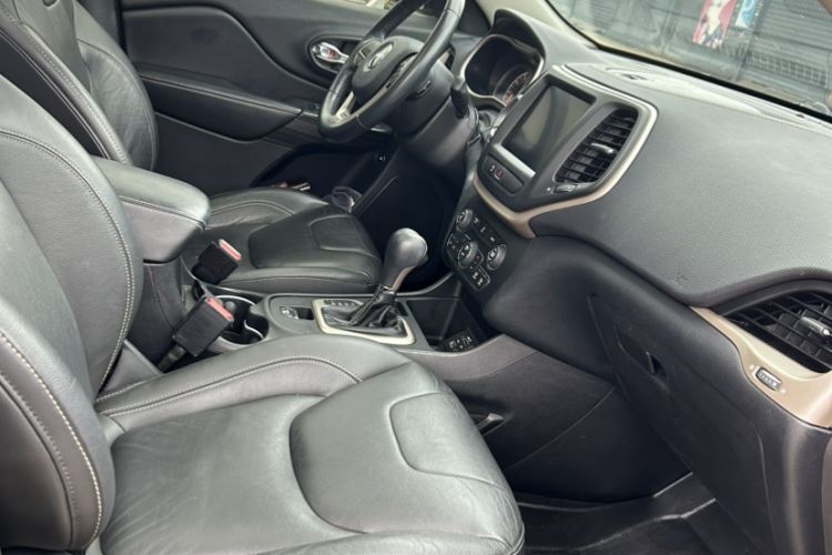 Used Jeep Cherokee 2016 2.0L Superior Edition Interior 7
