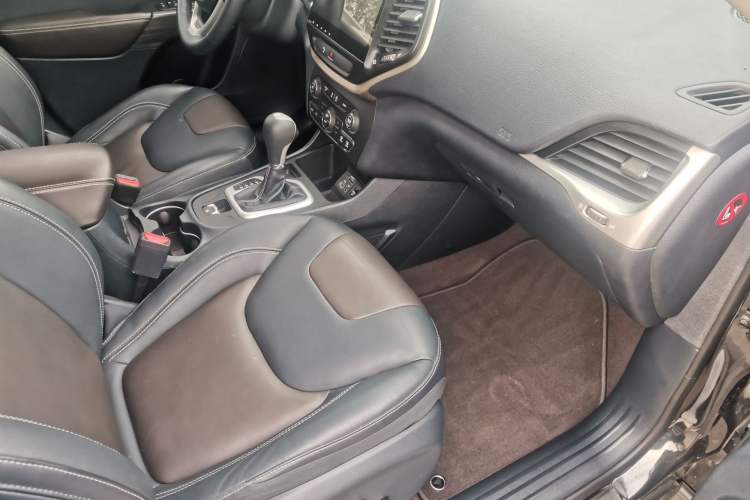 Used Jeep Cherokee 2016 2.4L Leading Edition Interior 8