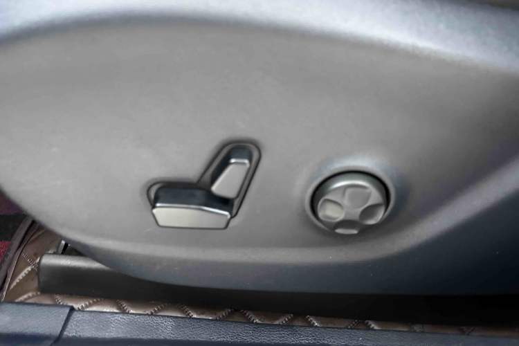 Used Jeep Cherokee 2016 2.4L Leading Edition Interior 8