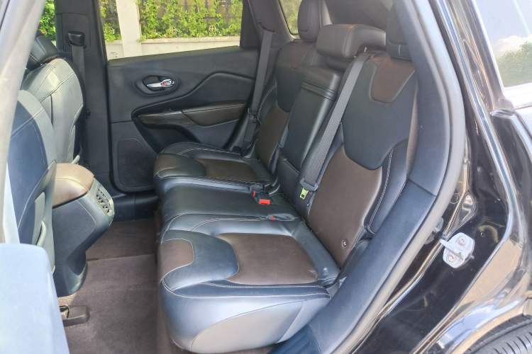 Used Jeep Cherokee 2016 2.4L Leading Edition Interior 8