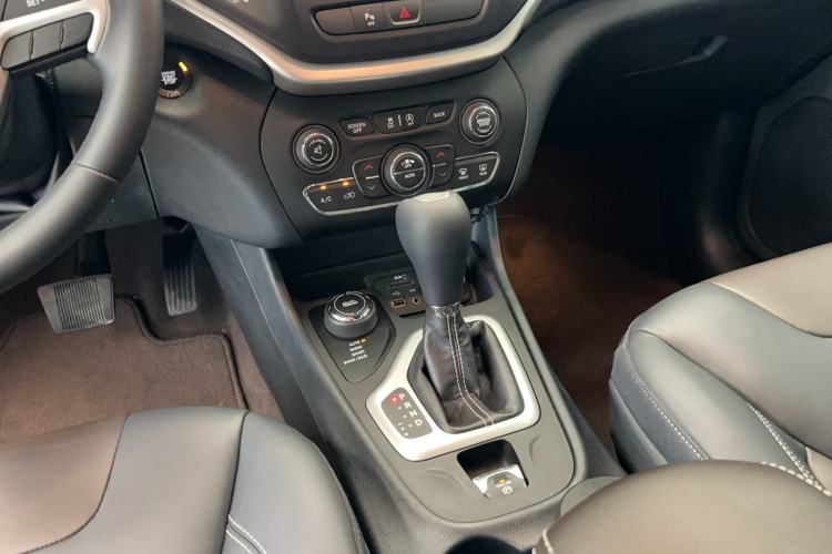Used Jeep Cherokee 2016 2.4L Professional Smart Version Interior 9