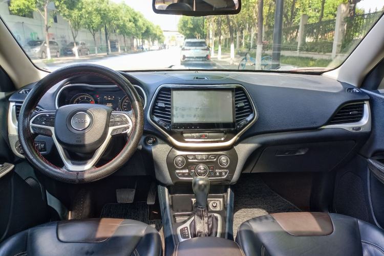Used Jeep Cherokee 2016 2.4L Leading Edition Interior 9