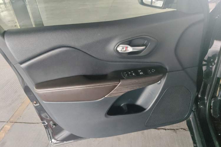 Used Jeep Cherokee 2016 2.4L Leading Edition Left Front Door Interior