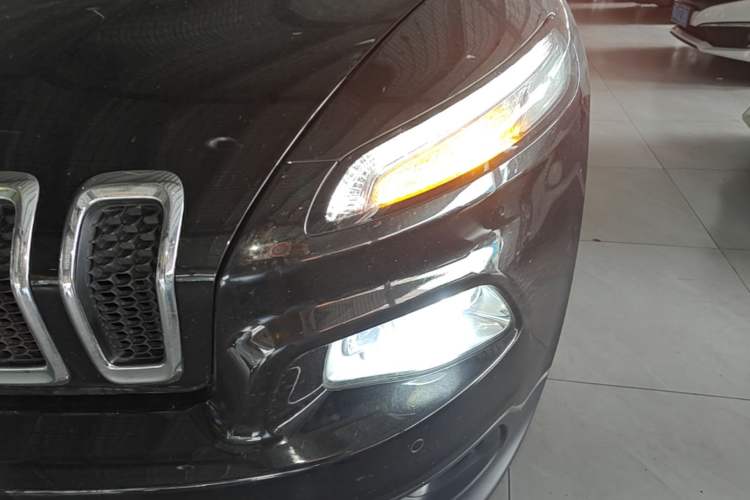 Used Jeep Cherokee 2016 2.4L Professional Edition Left Front Headlight