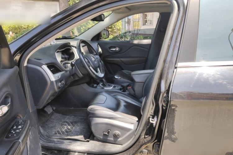 Used Jeep Cherokee 2016 2.4L Professional Smart Version Left Front Seat