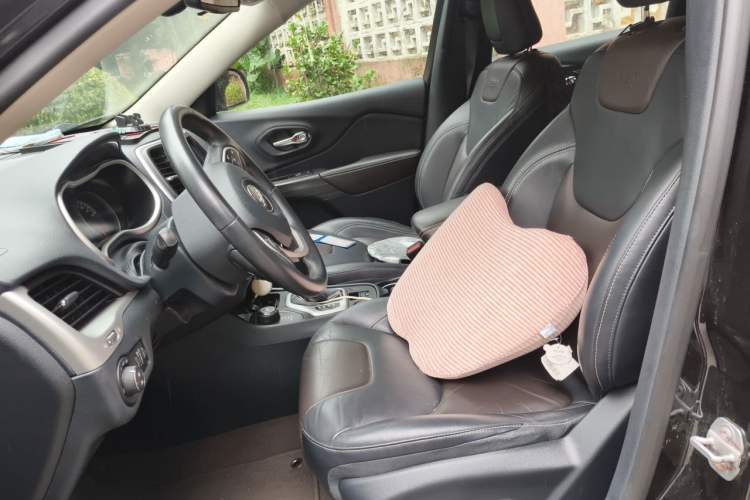 Used Jeep Cherokee 2016 2.4L Professional Smart Version Left Front Seat