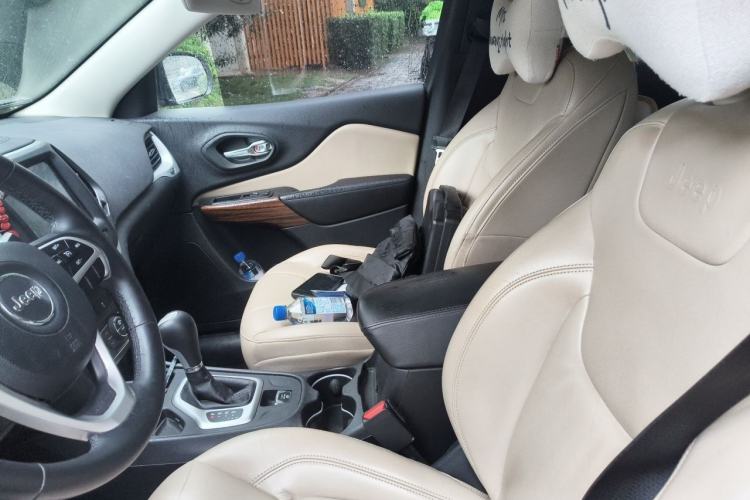 Used Jeep Cherokee 2016 2.0L Superior Edition Left Front Seat