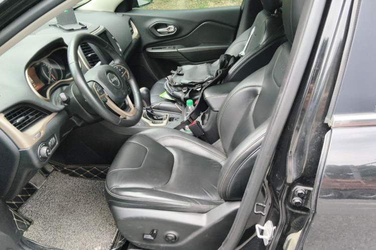 Used Jeep Cherokee 2016 2.4L Professional Smart Version Left Front Seat