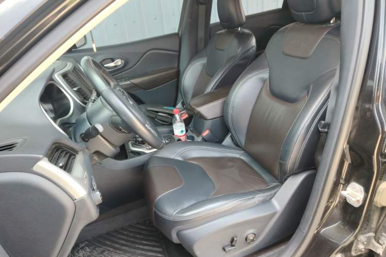 Used Jeep Cherokee 2016 2.4L Leading Smart Version Left Front Seat