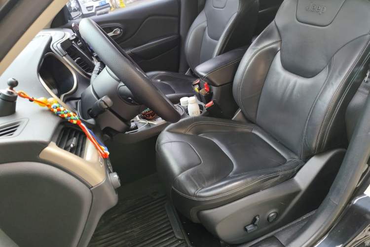 Used Jeep Cherokee 2016 2.4L Professional Smart Version Left Front Seat