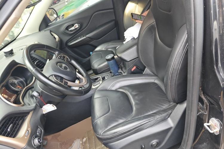 Used Jeep Cherokee 2016 2.4L Professional Smart Version Left Front Seat