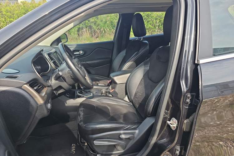 Used Jeep Cherokee 2016 2.0L Leading Edition Left Front Seat