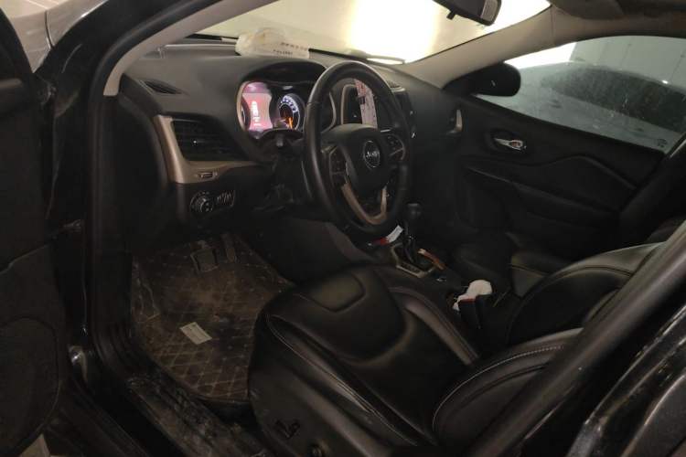 Used Jeep Cherokee 2016 2.4L Professional Smart Version Left Front Seat