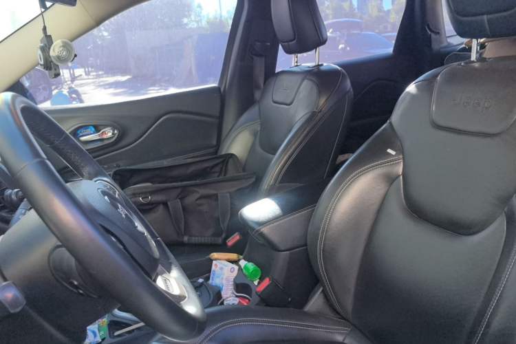 Used Jeep Cherokee 2016 2.0L Superior Edition Left Front Seat