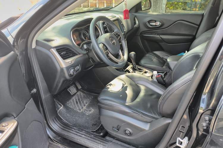 Used Jeep Cherokee 2016 2.0L Superior Edition Left Front Seat