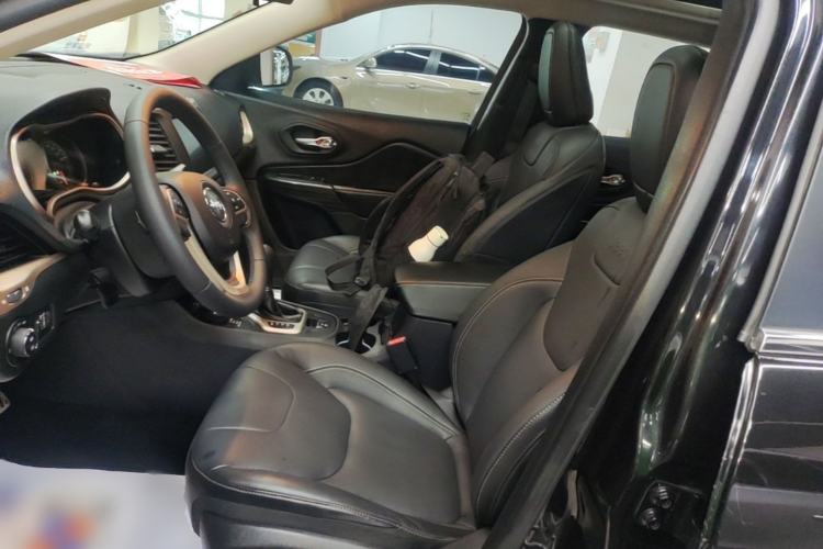 Used Jeep Cherokee 2016 2.4L Professional Smart Version Left Front Seat