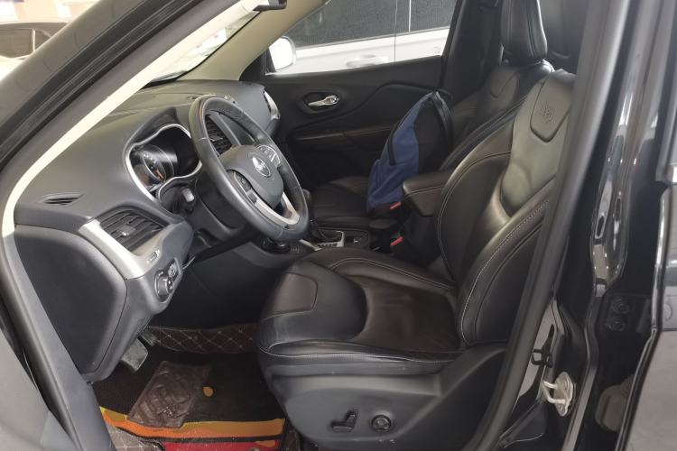 Used Jeep Cherokee 2016 2.4L Professional Smart Version Left Front Seat