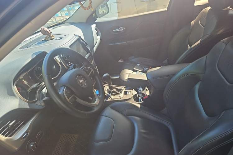 Used Jeep Cherokee 2016 2.0L Superior Edition Left Front Seat
