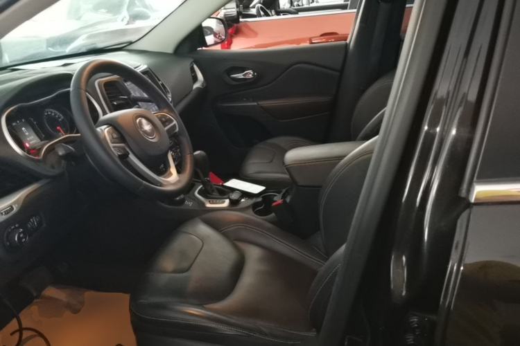 Used Jeep Cherokee 2016 2.4L Professional Edition Left Front Seat