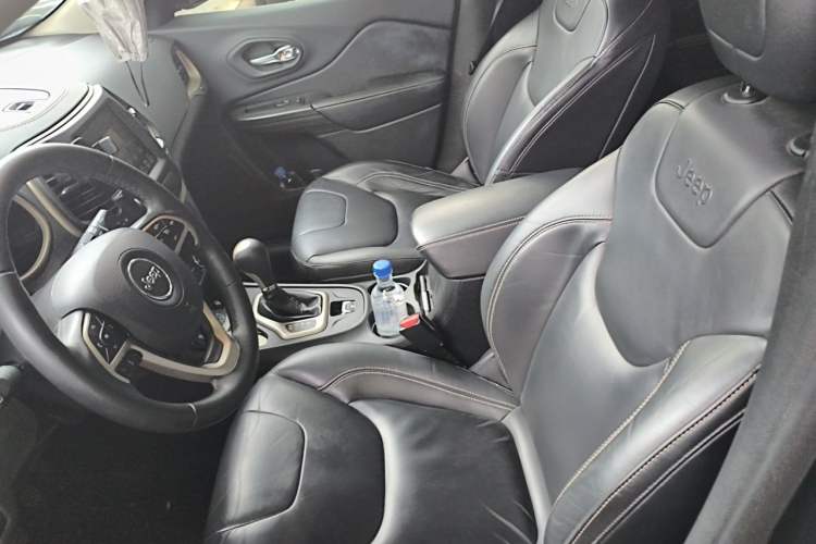 Used Jeep Cherokee 2016 2.4L Leading Smart Version Left Front Seat