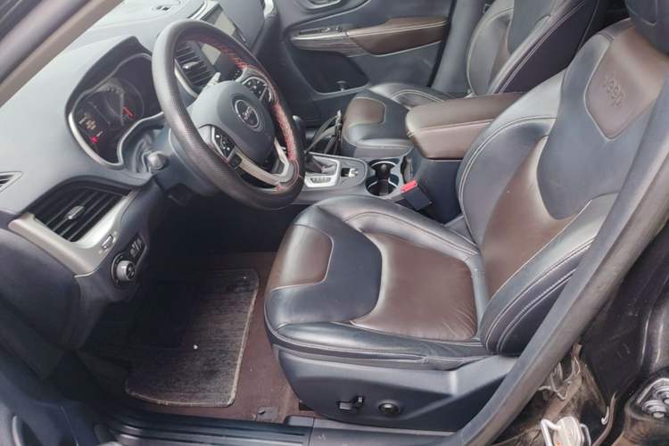Used Jeep Cherokee 2016 2.4L Leading Edition Left Front Seat