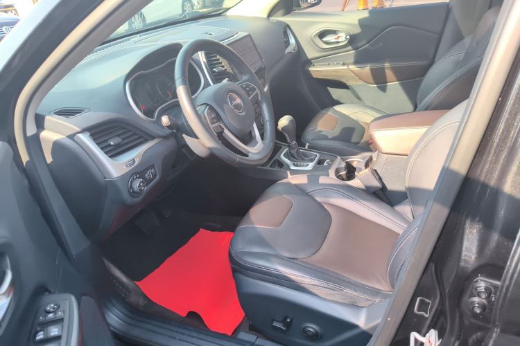 Used Jeep Cherokee 2016 2.4L Leading Edition Left Front Seat