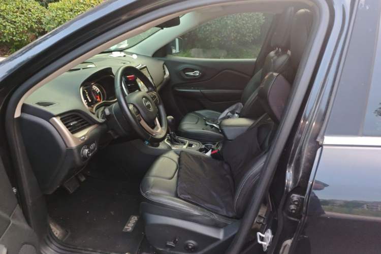 Used Jeep Cherokee 2016 2.4L Professional Edition Left Front Seat