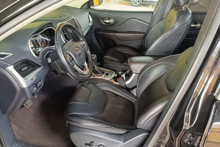 Used Jeep Cherokee 2016 2.4L Leading Edition Left Front Seat