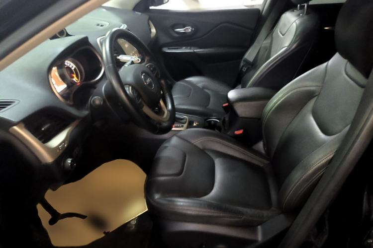 Used Jeep Cherokee 2016 2.0L Superior Edition Left Front Seat