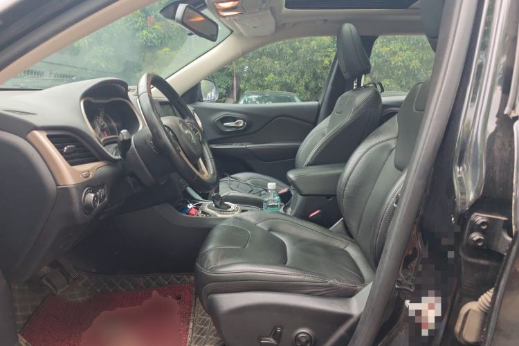 Used Jeep Cherokee 2016 2.4L Leading Smart Version Left Front Seat